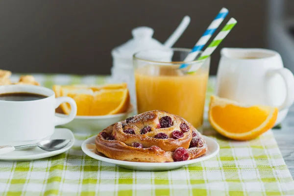 Taza de café, muesli, hornear y zumo de naranja — Foto de Stock