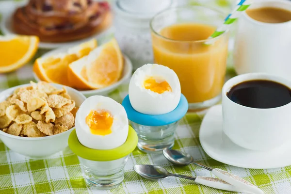 Huevo de gallina hervido, café, muesli y zumo de naranja — Foto de Stock