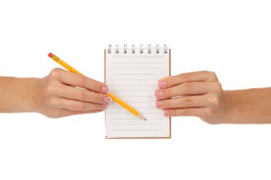 Kadının ellerini tutar temiz defter ve izole kalem,