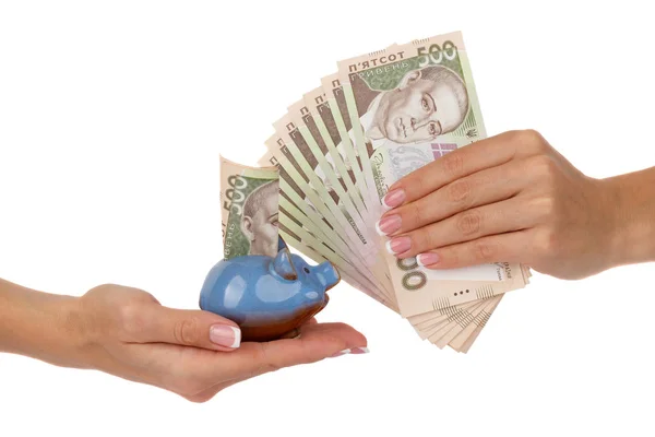 Kadın beş yüz hryvnias banknotlar izole elinde tutar.