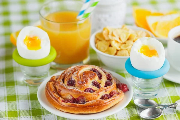 Huevo de gallina hervido, café, muesli y zumo de naranja — Foto de Stock