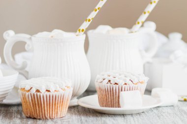 Su bardağı kakao ve şekerleme, kek ve farklı süslemeler