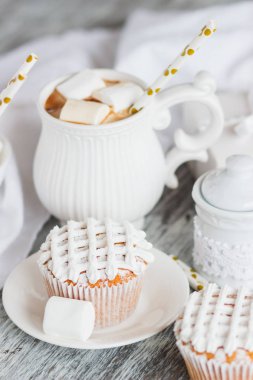 Su bardağı kakao ve şekerleme, kek ve farklı süslemeler