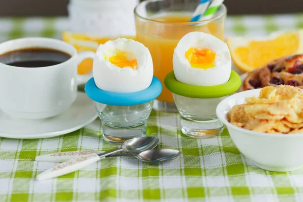 Huevo de gallina hervido, café, muesli y zumo de naranja — Foto de Stock