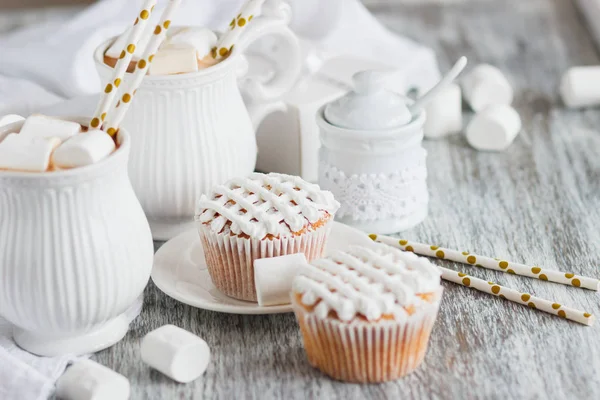 Copas con cacao y malvavisco, cupcakes y diferentes decoraciones — Foto de Stock