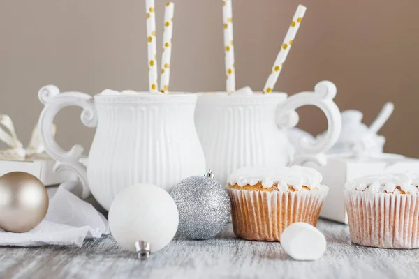 Copas con cacao y malvavisco, cupcakes y diferentes decoraciones navideñas — Foto de Stock