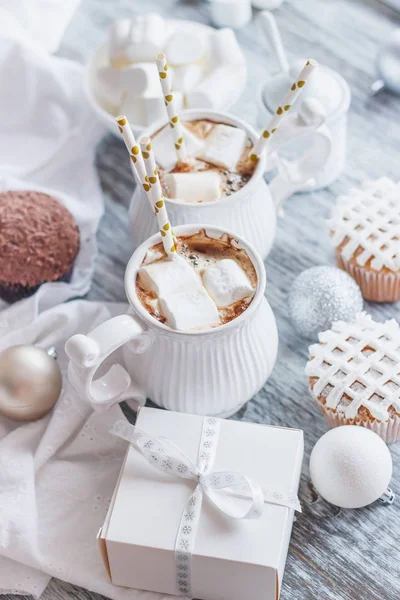 Copas con cacao y malvavisco, cupcakes y diferentes decoraciones navideñas — Foto de Stock