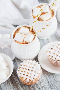 Su bardağı kakao ve şekerleme, kek ve farklı süslemeler