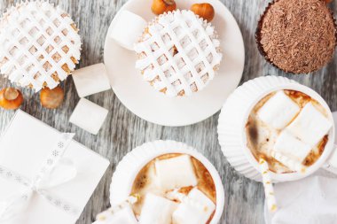 Su bardağı kakao ve şekerleme, kek ve farklı Noel süsleri