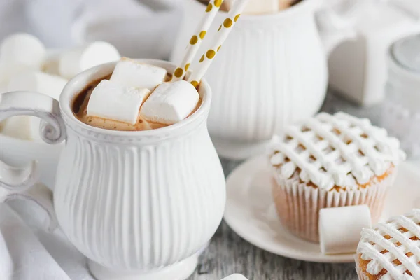 Copas con cacao y malvavisco, cupcakes y diferentes decoraciones — Foto de Stock