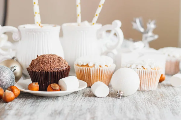 Copas con cacao y malvavisco, cupcakes y diferentes decoraciones navideñas, fondo de madera — Foto de Stock