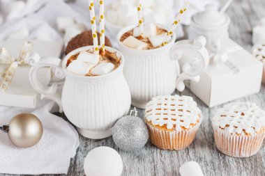 Su bardağı kakao ve şekerleme, kek ve farklı Noel süsleri, ahşap arka plan ile