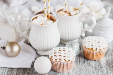 Su bardağı kakao ve şekerleme, kek ve farklı Noel süsleri, ahşap arka plan ile