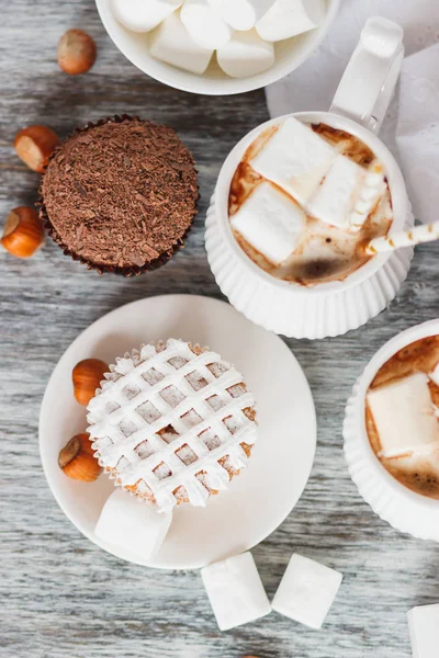 カカオとマシュマロ、カップケーキの異なる装飾とカップ — ストック写真