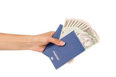 Kadın beş yüz hryvnias, izole banknotlar ile pasaport tutar