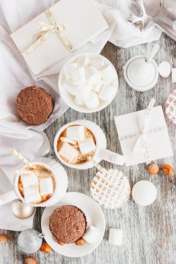 Su bardağı kakao ve şekerleme, kek ve farklı Noel süsleri, ahşap arka plan ile