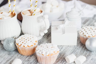 Su bardağı kakao ve şekerleme, kek ve farklı Noel süsleri, ahşap arka plan ile