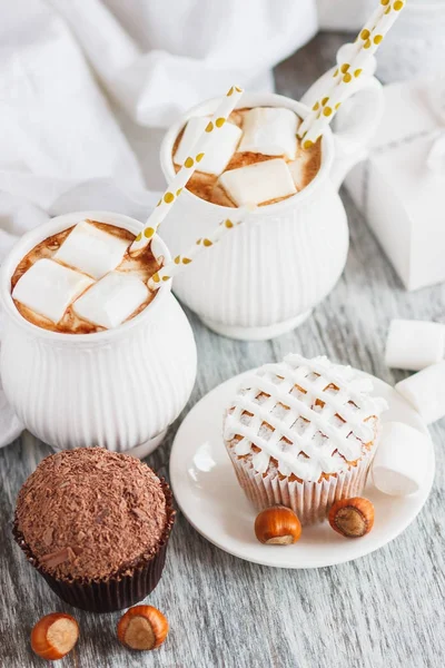 カカオとマシュマロ、カップケーキの異なる装飾とカップ — ストック写真