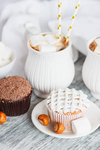 Copas con cacao y malvavisco, cupcakes y diferentes decoraciones — Foto de Stock