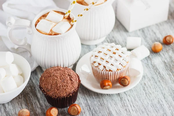 Copas con cacao y malvavisco, cupcakes y diferentes decoraciones — Foto de Stock