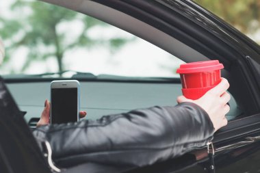 Sıcak bir içecek bir fincan genç çekici kadın