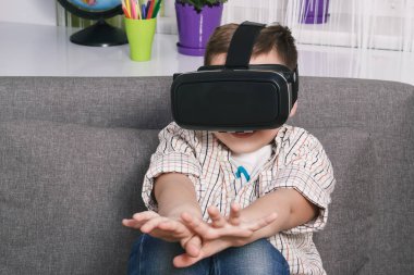 Çocuk sanal gerçeklik gözlük ile kapalı oynuyor. Dijital sanal gerçeklik aygıt