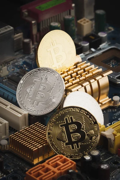 Bitcoin і blockchain, розмитий фокус фону — стокове фото