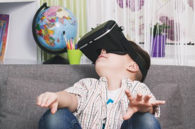 Çocuk sanal gerçeklik gözlük ile kapalı oynuyor. Dijital sanal gerçeklik aygıt