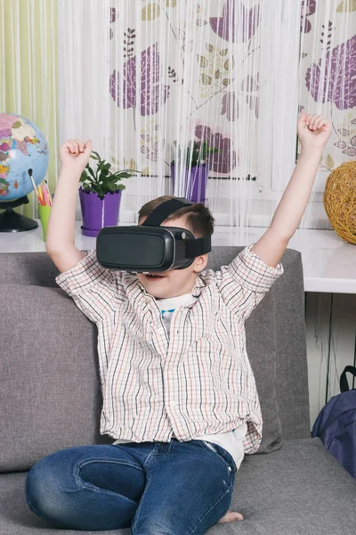 Хлопчик дивиться відео з окулярами віртуальної реальності, в приміщенні. Цифровий пристрій віртуальної реальності — стокове фото