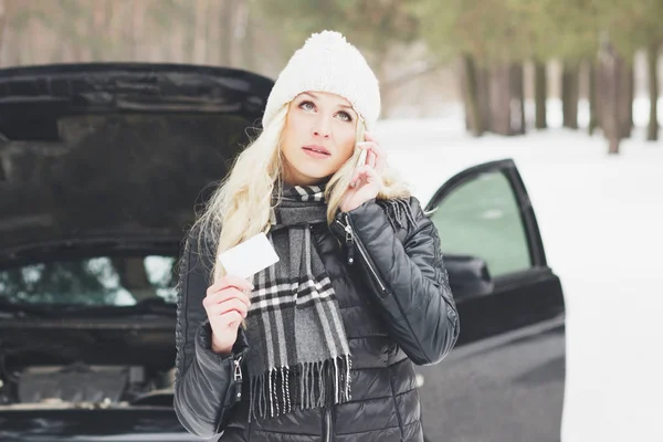 Conductor de mujer cerca de un coche negro, problema de coche, invierno — Foto de Stock