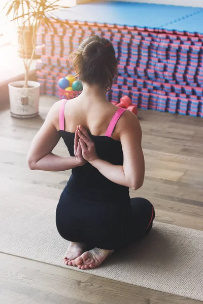 La mujer hace el ejercicio de yoga en la esterilla — Foto de Stock