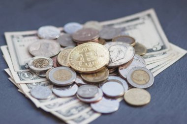 Altın bitcoin, Amerikan Doları ve farklı para