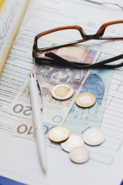 Sigorta boş, Polonya Zlotisi, kalem ve gözlük temiz