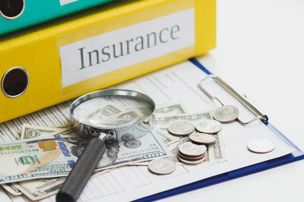 Sauberes Versicherungsformular, Ordner, Lupe und Geld — Stockfoto