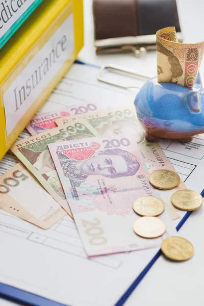 Temiz sigorta formu, cüzdan, kumbara ve para