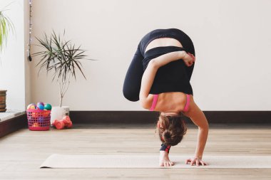 Kadın yapar yoga egzersiz mindere, kapalı