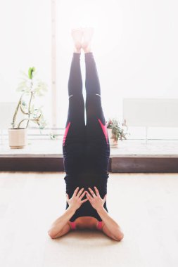 Kadın yapar yoga egzersiz mindere, kapalı