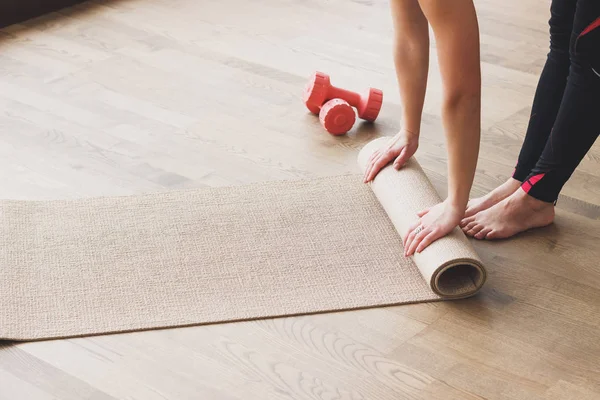 Kadın yapar yoga egzersiz mindere, kapalı