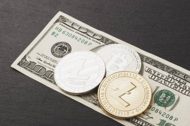 Litecoins, bitcoin ve siyah arduvaz taş yüz dolar