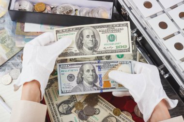 Farklı Amerikan Doları ile el