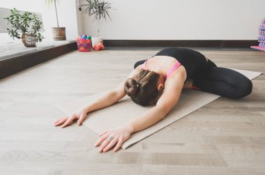 Kadın yapar yoga egzersiz mindere, kapalı