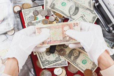 Bir banknot ile beyaz eldiven eller