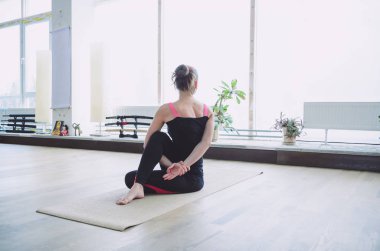 Kadın yapar yoga egzersiz mindere, kapalı