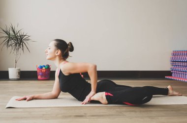 Kadın yapar yoga egzersiz mindere, kapalı