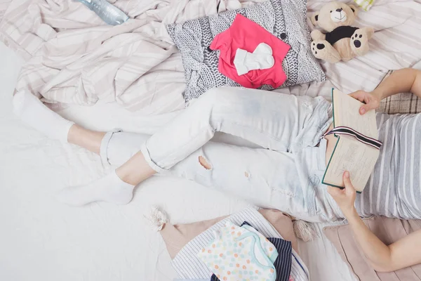 Hamile kadın okur bir kitap, üstten görünüm