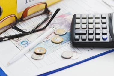 Sigorta boş, Polonya Zlotisi, hesap makinesi ve gözlük temiz