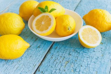 Sarı limon nane ile yaprakları, ahşap arka plan