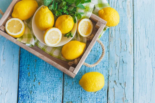 Sarı limon nane ile yaprakları, ahşap arka plan — Stok fotoğraf