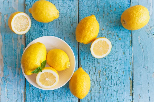 Sarı limon nane ile yaprakları, ahşap arka plan