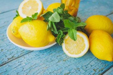 Sarı limon nane ile yaprakları, ahşap arka plan